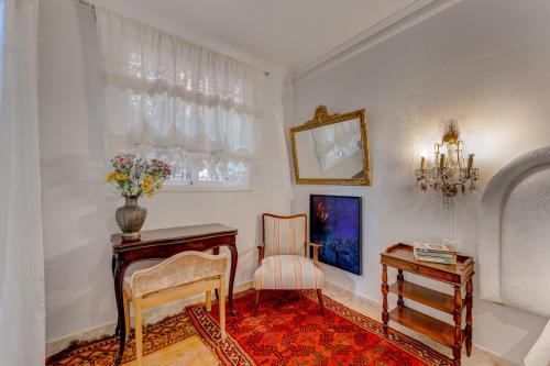 um quarto com uma mesa, uma cadeira e uma secretária em Casa Luminosa em Bocacangrejo