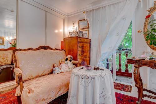 a bedroom with a bed with a table with dolls on it at Casa Luminosa in Bocacangrejo