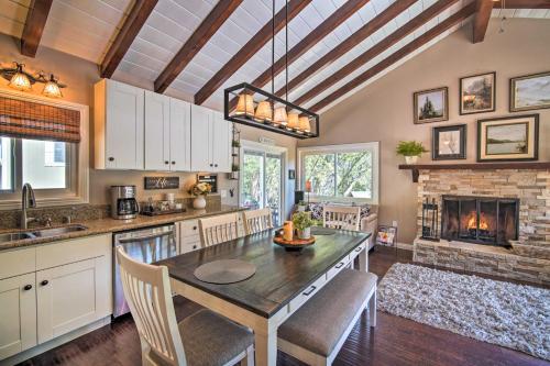 Dapur atau dapur kecil di Tree-Lined Twin Peaks Cottage with Custom Stream