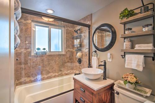 Bilik mandi di Tree-Lined Twin Peaks Cottage with Custom Stream