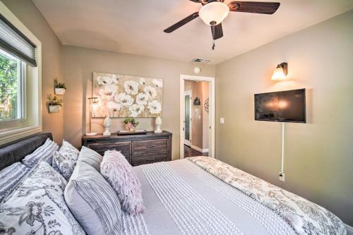 Katil atau katil-katil dalam bilik di Tree-Lined Twin Peaks Cottage with Custom Stream