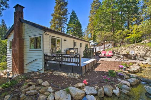 Taman di luar Tree-Lined Twin Peaks Cottage with Custom Stream