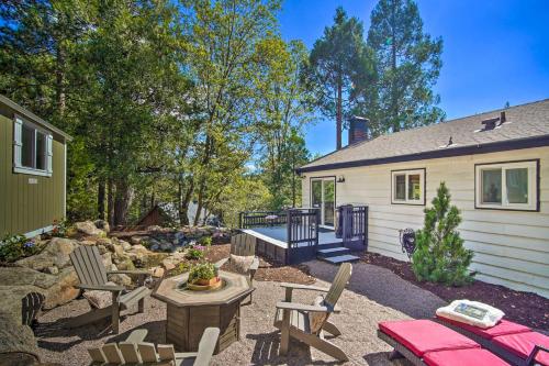Taman di luar Tree-Lined Twin Peaks Cottage with Custom Stream