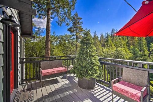 Balkoni atau teres di Tree-Lined Twin Peaks Cottage with Custom Stream
