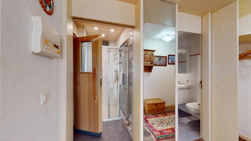 ein Bad mit WC und Waschbecken in einem Zimmer in der Unterkunft Truoch in Samedan