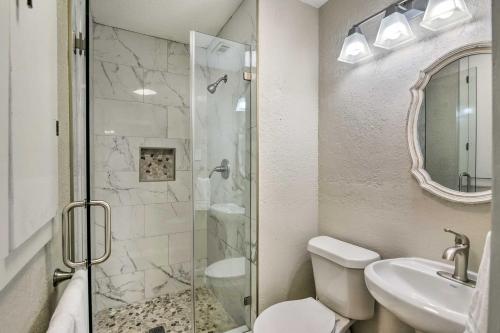 Un baño de Near Boat Ramp Home with Deck and Grill in Freeport
