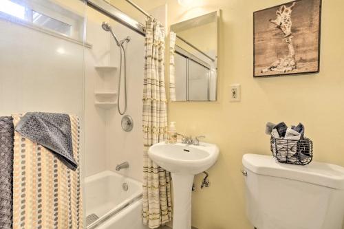 y baño con lavabo, aseo y ducha. en Enchanting Reno Retreat with Deck Walk to Midtown! en Reno