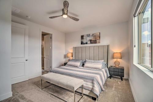 een slaapkamer met een bed en een plafondventilator bij Spacious Flagstaff Abode Great for Families! in Flagstaff