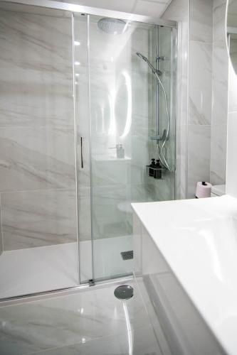 NEW! Luxury CITY CENTER & 2 BALCONIES