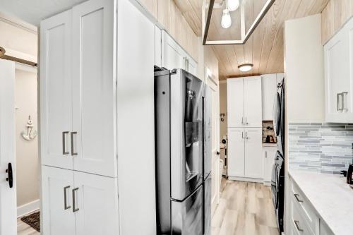 Kuchyň nebo kuchyňský kout v ubytování Modern oceanview condo with multiple balconies, pool & W/D - beach access