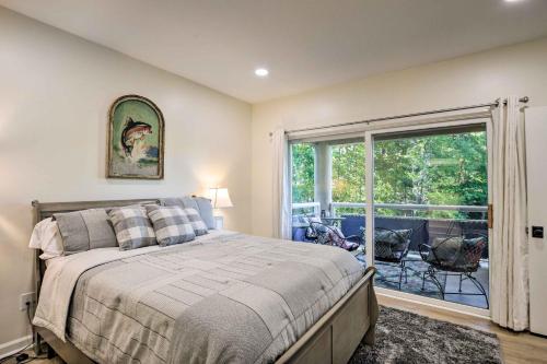 Postel nebo postele na pokoji v ubytování Keowee Keys Condo with Resort Amenities Access!