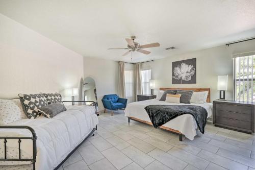 Postel nebo postele na pokoji v ubytování Phoenix Home with Patio, 2 Mi to State Farm Stadium