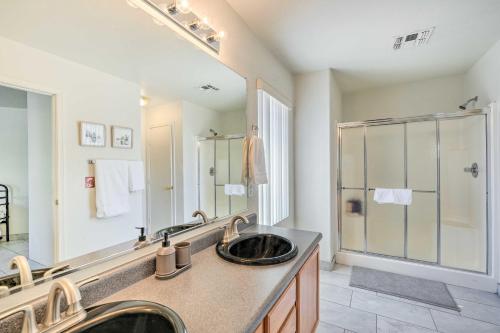 bagno con lavandino e doccia di Phoenix Home with Patio, 2 Mi to State Farm Stadium a Phoenix