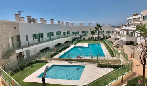 eine Luftansicht eines Apartmentkomplexes mit zwei Pools in der Unterkunft Apartamento El Sueño Mojácar 1ª Línea de playa in Mojácar