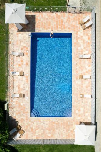 une vue aérienne d'une piscine dans une maison dans l'établissement Domaine La Plume, à La Penne