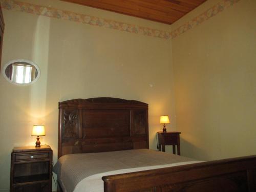 sypialnia z łóżkiem i 2 szafkami nocnymi z lampkami w obiekcie Gîte Huriel, 4 pièces, 5 personnes - FR-1-489-27 w mieście Huriel