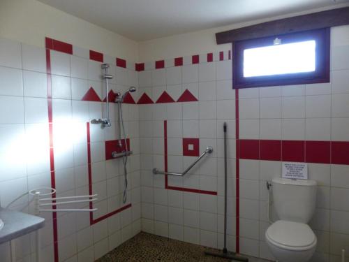 ein Bad mit WC und ein TV an der Wand in der Unterkunft Gîte Dompierre-sur-Besbre, 4 pièces, 6 personnes - FR-1-489-51 in Dompierre-sur-Besbre
