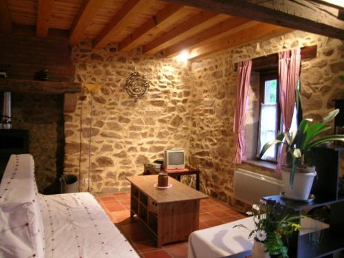 een woonkamer met een bed, een tafel en een raam bij Gîte Barrais-Bussolles, 5 pièces, 8 personnes - FR-1-489-21 in Barrais-Bussolles