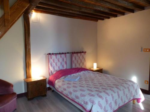 ein Schlafzimmer mit einem Bett und zwei Nachttischen in der Unterkunft Gîte Dompierre-sur-Besbre, 4 pièces, 6 personnes - FR-1-489-51 in Dompierre-sur-Besbre