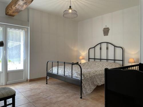 Tempat tidur dalam kamar di Gîte Cressanges, 3 pièces, 4 personnes - FR-1-489-57