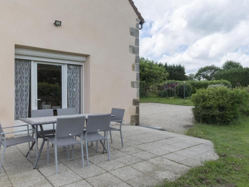 a table and chairs sitting on a patio at Gîte indépendant avec piscine, grande terrasse, jardin, barbecue, proche St Pourçain/Sioule et Souvigny - FR-1-489-78 in Cressanges