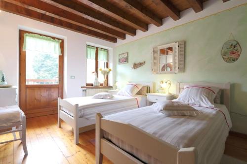 sypialnia z 2 łóżkami w pokoju w obiekcie The Duck's Cottage w mieście Feltre