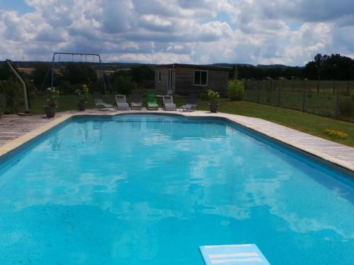 uma grande piscina azul num quintal em Gîte Creuzier-le-Neuf, 4 pièces, 6 personnes - FR-1-489-76 em Creuzier-le-Neuf
