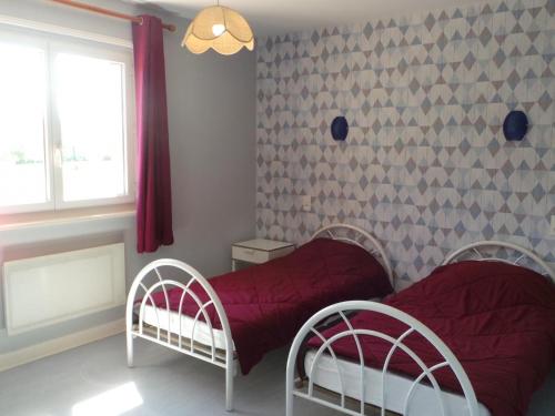 um quarto com 2 camas e uma janela em Gîte Creuzier-le-Neuf, 4 pièces, 6 personnes - FR-1-489-76 em Creuzier-le-Neuf