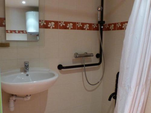 La salle de bains est pourvue d'un lavabo et d'une douche. dans l'établissement Gîte Dompierre-sur-Besbre, 5 pièces, 8 personnes - FR-1-489-109, à Dompierre-sur-Besbre
