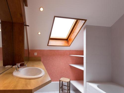 ein Badezimmer mit einem Waschbecken und einem Dachfenster in der Unterkunft Gîte Ferrières-sur-Sichon, 4 pièces, 7 personnes - FR-1-489-101 in Ferrières-sur-Sichon