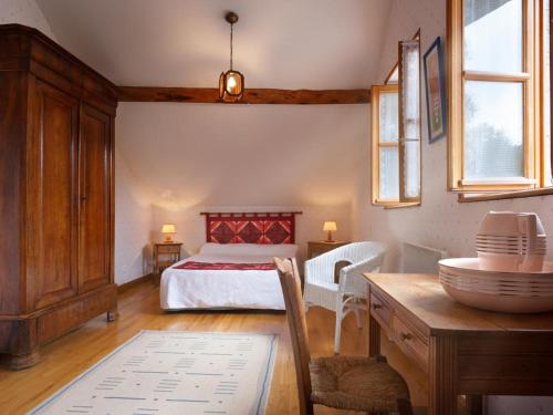- une chambre dotée d'un lit et d'une table dans l'établissement Gîte montagnard avec 3 chambres, jardin clos, terrasse couverte, animaux acceptés, proche Vichy. - FR-1-489-101, à Ferrières-sur-Sichon