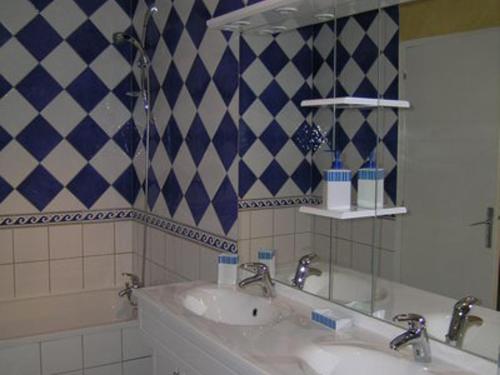 y baño con lavabo y espejo. en Gîte Nizerolles, 4 pièces, 8 personnes - FR-1-489-137, en Nizerolles