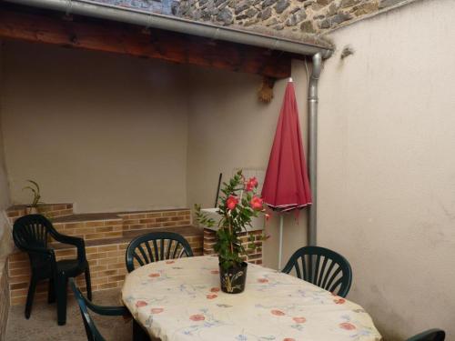 Φωτογραφία από το άλμπουμ του Maison en pierres rénovée avec patio, proche Vichy, 3 chambres, BBQ, TV, Wifi, animaux bienvenus. - FR-1-489-191 σε Ferrières-sur-Sichon