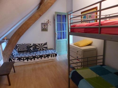 Ce dortoir dispose de lits superposés et d'un escalier. dans l'établissement Gîte Beaune-d'Allier, 5 pièces, 8 personnes - FR-1-489-228, à Beaune dʼAllier