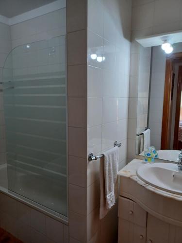 y baño con ducha y lavamanos. en Alojamento Varandas do Parque com INTERNET, en Póvoa de Varzim