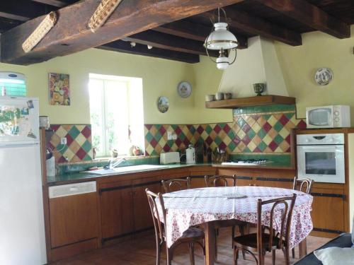 una cocina con mesa y mantel. en Gîte Le Brethon, 3 pièces, 4 personnes - FR-1-489-238, en Le Brethon