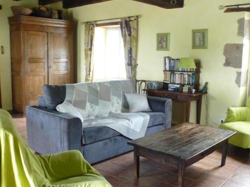 sala de estar con sofá y mesa de centro en Gîte Le Brethon, 3 pièces, 4 personnes - FR-1-489-238, en Le Brethon