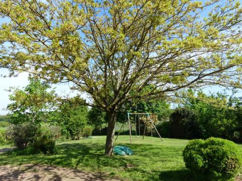 Taman di luar Gîte familial avec jardin, terrasse et étang privé - FR-1-489-238