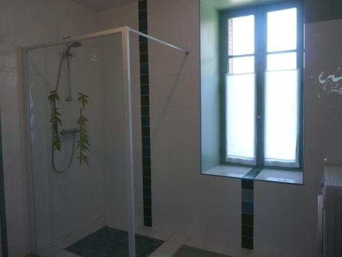 łazienka z prysznicem i oknem w obiekcie Gîte Saint-Étienne-de-Vicq, 3 pièces, 4 personnes - FR-1-489-275 w mieście Saint-Étienne-de-Vicq