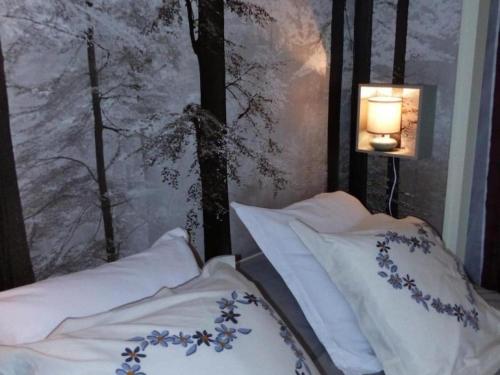 - une chambre avec deux lits et une peinture d'arbres dans l'établissement Maison spacieuse avec jardin, proche activités, climatisée, vélos, et lits faits à l'arrivée - FR-1-489-284, à Couleuvre