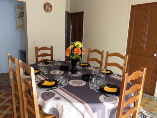 Photo de la galerie de l'établissement Gîte confortable avec jardin et animaux acceptés - FR-1-489-253, à Molinet