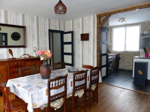 une cuisine et une salle à manger avec une table et des chaises dans l'établissement Maison spacieuse avec jardin, proche activités, climatisée, vélos, et lits faits à l'arrivée - FR-1-489-284, à Couleuvre