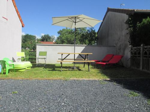 Photo de la galerie de l'établissement Gîte confortable avec jardin et animaux acceptés - FR-1-489-253, à Molinet