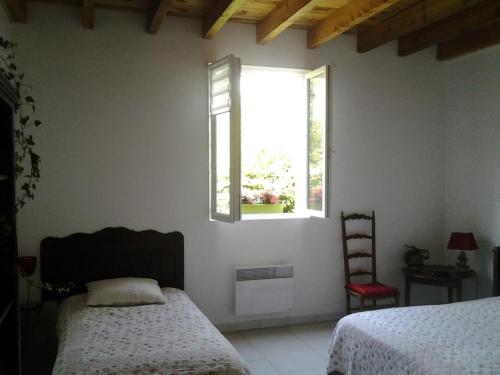 1 dormitorio con cama, ventana y silla en Gîte Moulins, 3 pièces, 5 personnes - FR-1-489-324 en Moulins