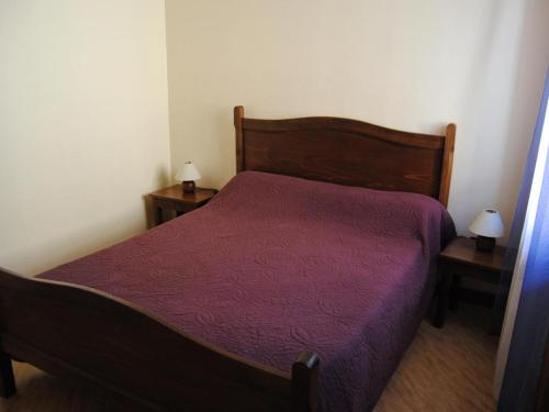 Un pat sau paturi într-o cameră la Appartement Arfeuilles, 3 pièces, 4 personnes - FR-1-489-264