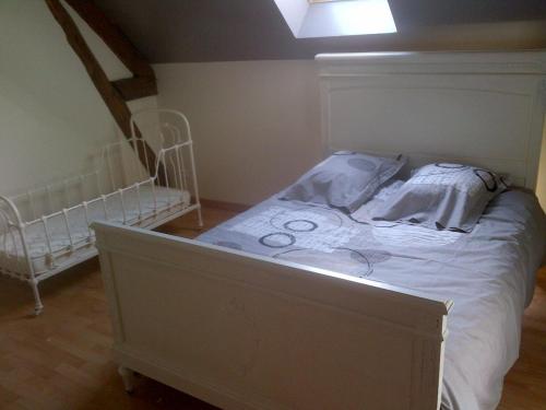 Postel nebo postele na pokoji v ubytování Gîte de Charme Rénové avec SPA, Jardin et Activités Familiales à Bransat - FR-1-489-295