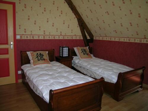 dwa łóżka siedzące obok siebie w pokoju w obiekcie Gîte Bransat, 5 pièces, 8 personnes - FR-1-489-295 w mieście Bransat