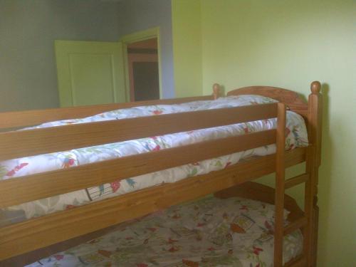 Postel nebo postele na pokoji v ubytování Gîte de Charme Rénové avec SPA, Jardin et Activités Familiales à Bransat - FR-1-489-295