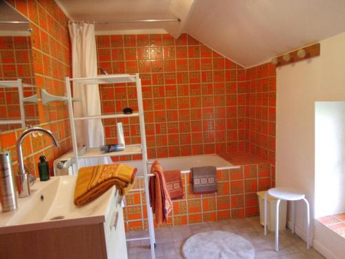 Vieure的住宿－Gîte Vieure, 3 pièces, 4 personnes - FR-1-489-311，橙色瓷砖浴室设有水槽和浴缸