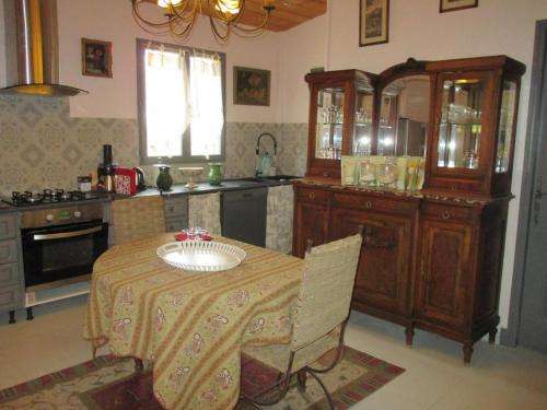 Photo de la galerie de l'établissement Maison rénovée avec piscine chauffée partagée, idéale pour familles et groupes, animaux acceptés - FR-1-489-346, à Saint-Hilaire